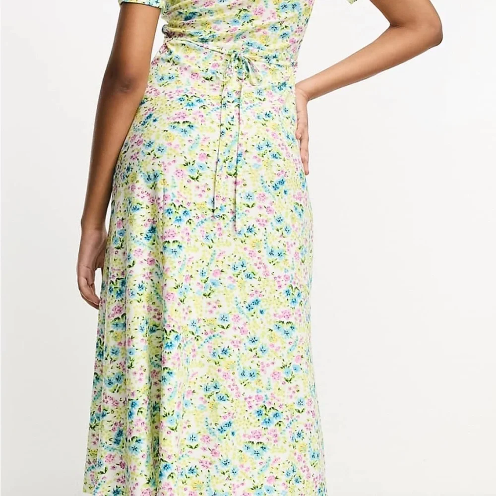ASOS DESIGN short sleeve midi tea dress with ruched bust in pastel floral - Picture 2 of 6
